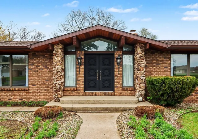 3rd image of 56585 Fairway Dr, Paw Paw, MI 49079 | MLS# 66026033788