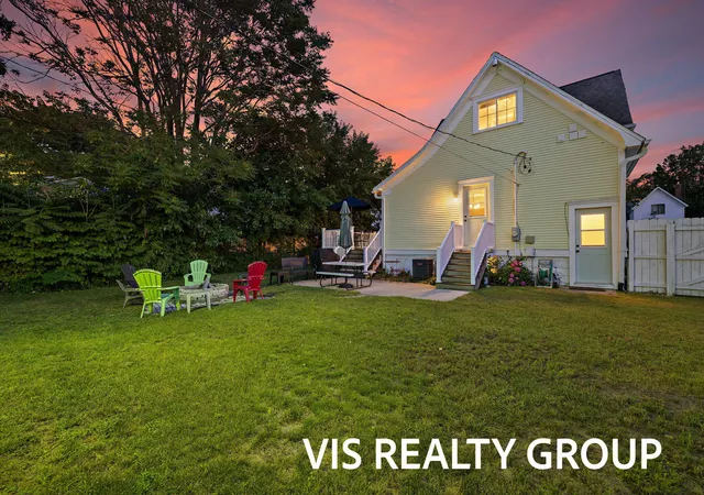 3rd image of 627 Fulton Ave, Grand Haven, MI 49417 | MLS# 71026033792