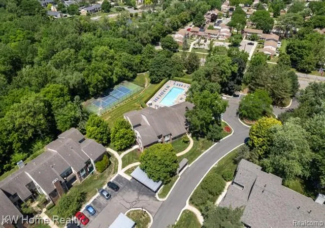 2nd image of 20791 Indian Creek Dr, Farmington Hills, MI 48335