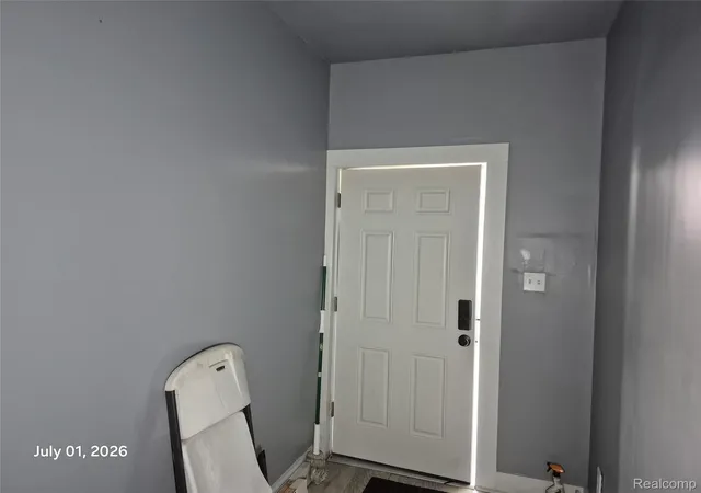 Listing Photo 5 - Condo for sale in building located at 1583 Hurlbut St, Detroit, MI 48214