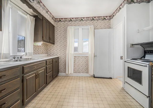 Photo 3 of Single family home for sale at 928 Phoenix St, South Haven, MI 49090 | MLS# 69026033814 | Listing updated on 2026-08-12