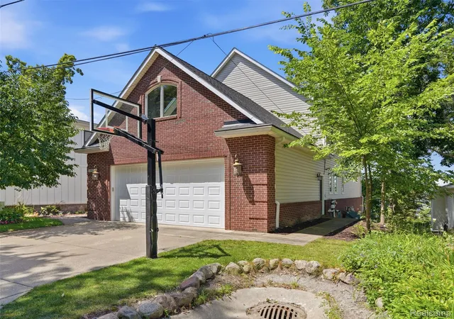Photo 2 of Single family home for sale at 3962 Highcrest Dr, Brighton, MI 48116 | MLS# 20261050915 | Listing updated on 2026-08-27