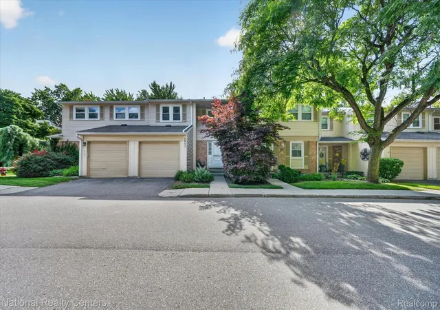 Listing Photo 3 - Condo for sale in building located at 1641 Brentwood Dr, Troy, MI 48098