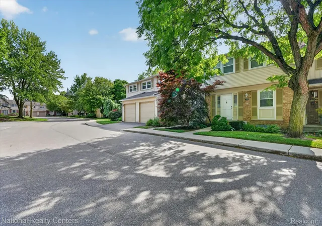 Listing Photo 4 - Condo for sale in building located at 1641 Brentwood Dr, Troy, MI 48098