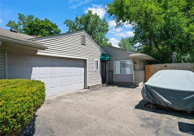Photo 2 of Single family home for sale at 28924 Lorikay St W, Farmington Hills, MI 48334 | MLS# 20261051010 | Listing updated on 2026-09-11