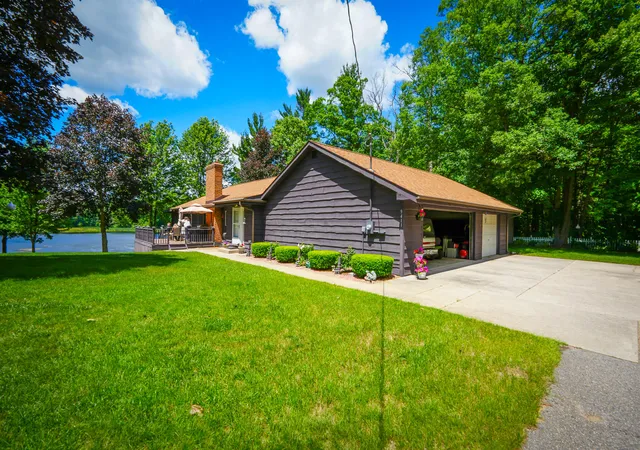 Photo 4 of Single family home for sale at 9411 Maple Hl Rd, Howard City, MI 49329 | MLS# 71026033912 | Listing updated on 2026-08-31