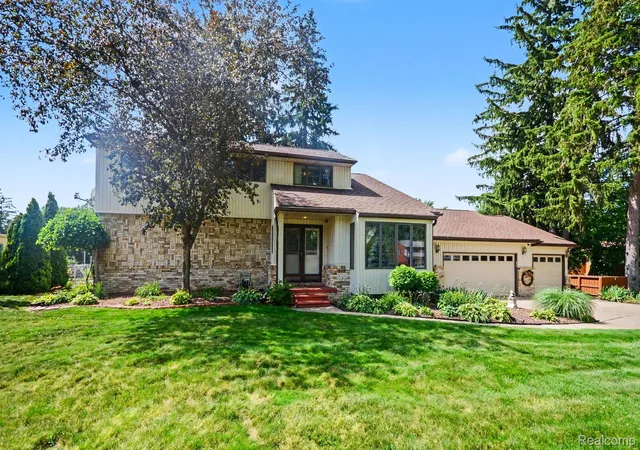 Photo 2 of Single family home for sale at 52905 Heatherway Dr, Shelby Township, MI 48316 | MLS# 20261051096 | Listing updated on 2026-08-24