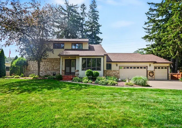 Photo 3 of Single family home for sale at 52905 Heatherway Dr, Shelby Township, MI 48316 | MLS# 20261051096 | Listing updated on 2026-08-24