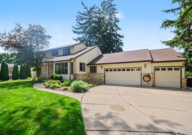 Photo 3 of Single family home for sale at 52905 Heatherway Dr, Shelby Township, MI 48316 | MLS# 20261051096 | Listing updated on 2026-08-24