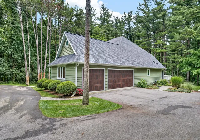Photo 3 of Single family home for sale at 8120 Glenwynd Dr, Kalamazoo, MI 49009 | MLS# 66026033925 | Listing updated on 2026-08-07