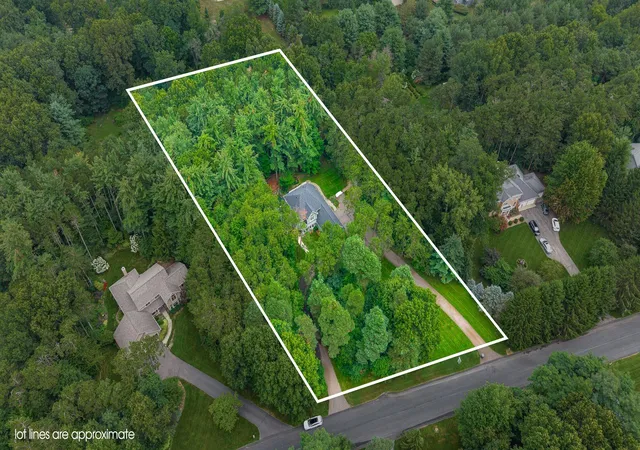 Photo 3 of Single family home for sale at 8120 Glenwynd Dr, Kalamazoo, MI 49009 | MLS# 66026033925 | Listing updated on 2026-08-07