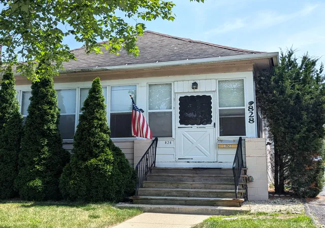 Photo 1 of Single family home for sale at 828 Lewis Ave, Saint Joseph, MI 49085 | MLS# 69026033932 | Listing updated on 2026-07-29