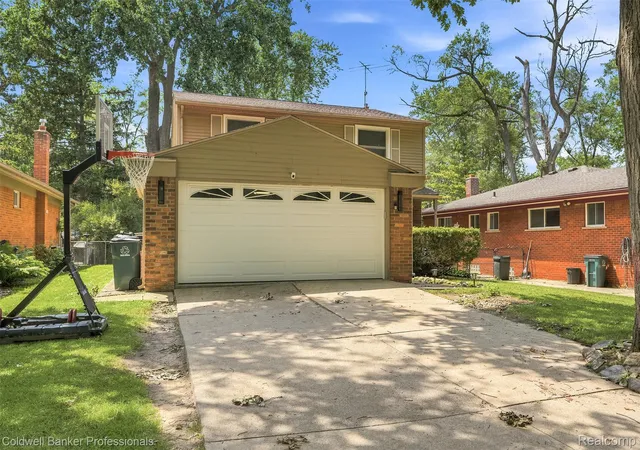 Photo 3 of Single family home for sale at 23821 Manistee St, Oak Park, MI 48237 | MLS# 20261051171 | Listing updated on 2026-08-29