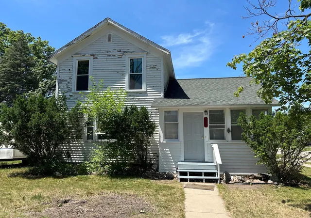 Photo 1 of Single family home for sale at 302 S Pine St, Mount Pleasant, MI 48858 | MLS# 79080070714 | Listing updated on 2026-08-24