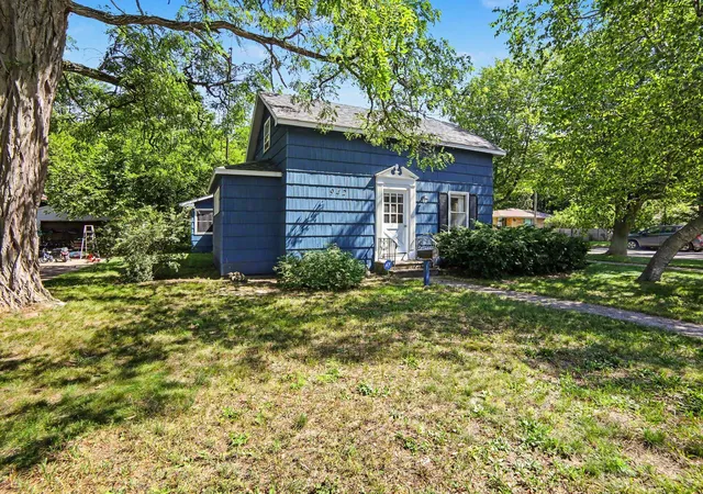3rd image of 942 Amity Ave, Muskegon, MI 49442 | MLS# 71026034000