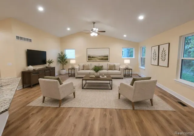 Listing Photo 5 - Condo for sale in building located at 11477 Hidden Oaks Dr, Clio, MI 48420