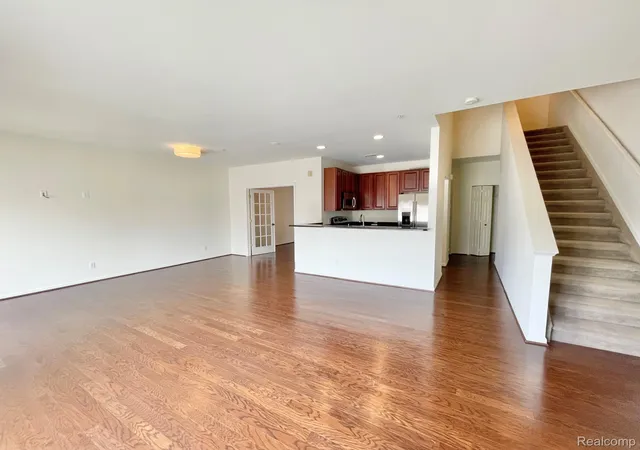 Listing Photo 3 - Condo for sale in building located at 3195 Camden Dr, Troy, MI 48084