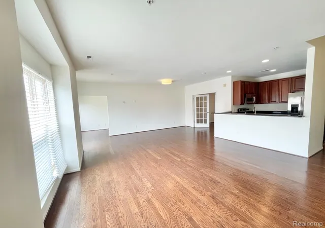 Listing Photo 5 - Condo for sale in building located at 3195 Camden Dr, Troy, MI 48084