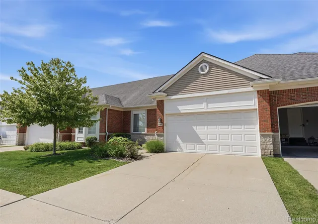 Listing Photo 4 - Condo for sale in building located at 49329 Vlg Pointe Dr, Shelby Township, MI 48315