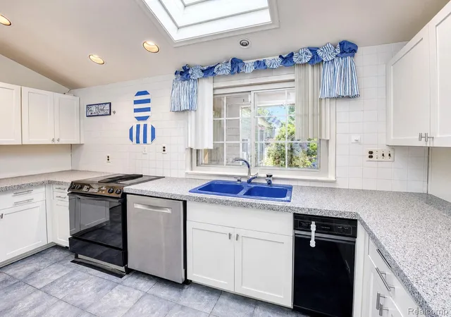Photo 4 of Single family home for sale at 31555 Westlady Dr, Beverly Hills, MI 48025 | MLS# 20261051403 | Listing updated on 2026-10-17