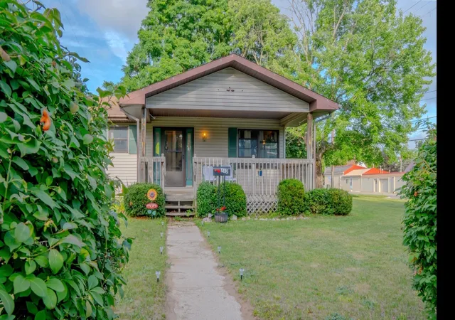 Photo 1 of Single family home for sale at 712 W Division St, Cadillac, MI 49601 | MLS# 79080070728 | Listing updated on 2026-09-16