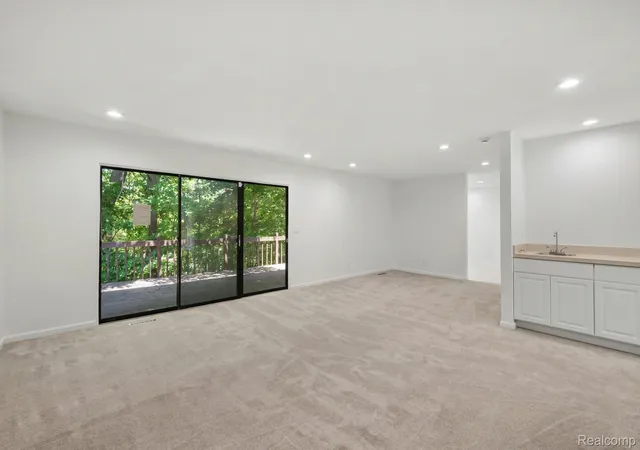Listing Photo 4 - Condo for sale in building located at 2056 Walden Ct, Flint, MI 48532