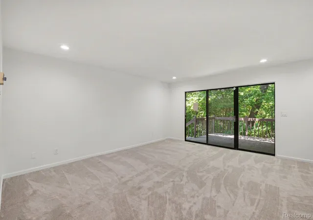 Listing Photo 5 - Condo for sale in building located at 2056 Walden Ct, Flint, MI 48532