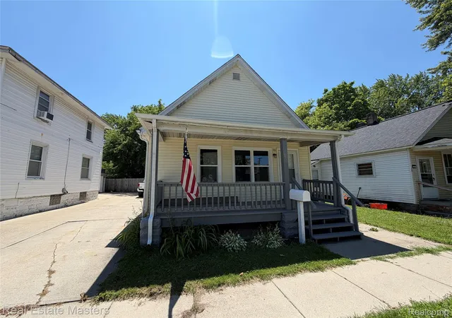 Photo 2 of Single family home for sale at 1016 Gillett St, Port Huron, MI 48060 | MLS# 20261051499 | Listing updated on 2026-09-08