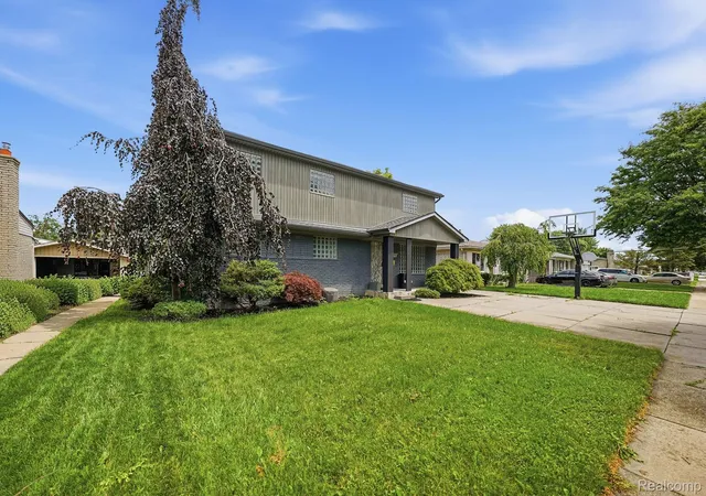 Photo 2 of Single family home for sale at 11957 Canterbury Dr, Sterling Heights, MI 48312 | MLS# 20261051501 | Listing updated on 2026-08-09