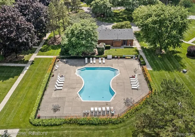 Listing Photo 3 - Condo for sale in building located at 775 E Fox Hls Dr, Bloomfield Hills, MI 48304