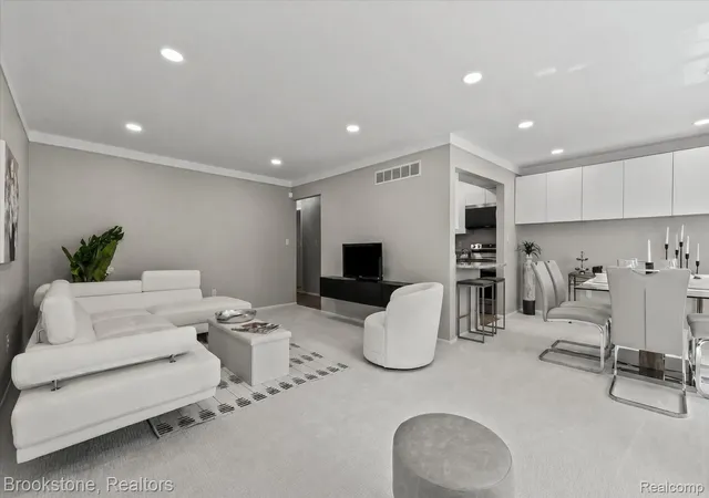 Listing Photo 4 - Condo for sale in building located at 775 E Fox Hls Dr, Bloomfield Hills, MI 48304