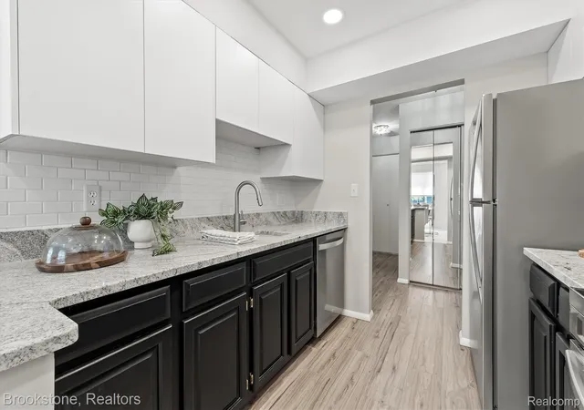 Listing Photo 5 - Condo for sale in building located at 775 E Fox Hls Dr, Bloomfield Hills, MI 48304