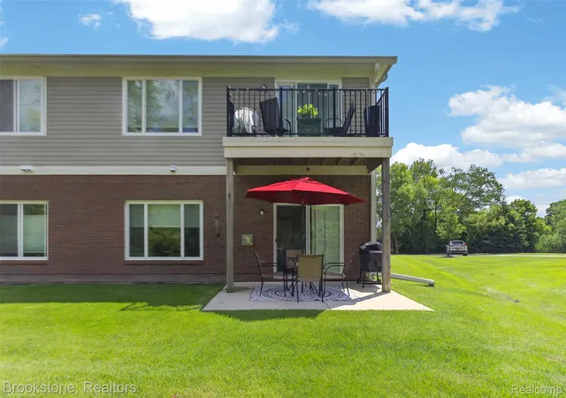 Listing Photo 2 - Condo for sale in building located at 3773 Eagle Creek Dr, Shelby Township, MI 48317 - Unit #