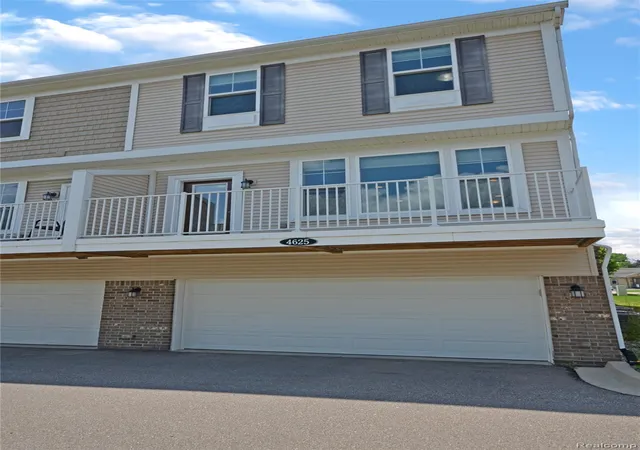 Listing Photo 2 - Condo for sale in building located at 4625 Bradley Cir, Troy, MI 48085 5108
