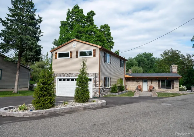 2nd image of 375 Lamothe Dr, Waterford, MI 48327 | MLS# 20261051597