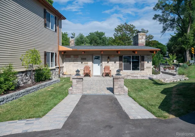 4th image of 375 Lamothe Dr, Waterford, MI 48327 | MLS# 20261051597