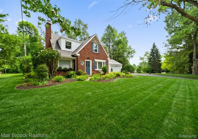 Photo 1 of Sale Pending at 2425 Rutherford Rd, Bloomfield Hills, MI 48302 | MLS# 20261051598 | Listing updated on 2026-07-31