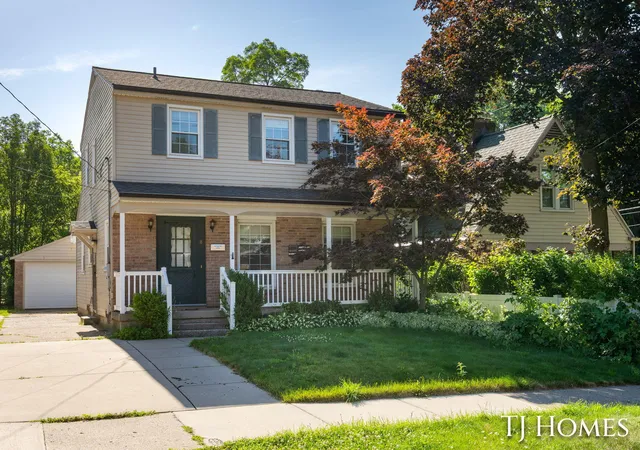 1st image of 8 Wallinwood Ave Ne, Grand Rapids, MI 49503 | MLS# 65026034185