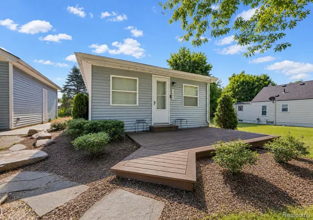 Photo 2 of Single family home for sale at 4694 Lakeborn Dr, White Lake, MI 48383 | MLS# 20261051634 | Listing updated on 2026-07-09