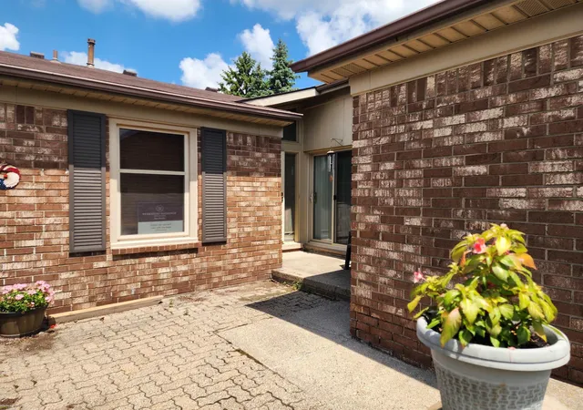Listing Photo 2 - Condo for sale in building located at 49860 Potomac Ct, Utica, MI 48315