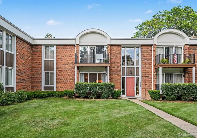 Listing Photo 1 - Condo for sale in building located at 29508 Bobrich St, Livonia, MI 48152 3496 - Unit #19