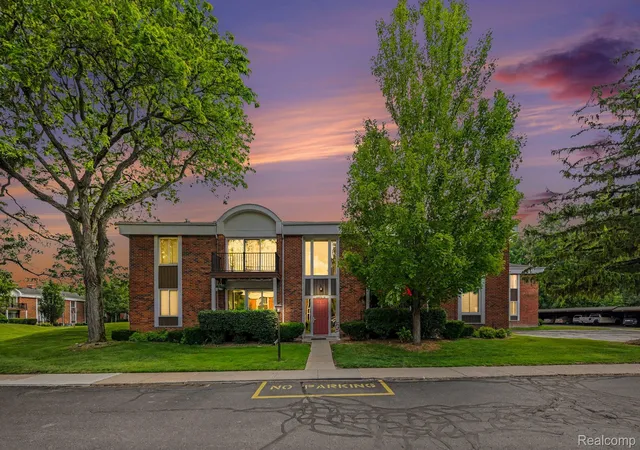 Listing Photo 3 - Condo for sale in building located at 29508 Bobrich St, Livonia, MI 48152 3496 - Unit #19