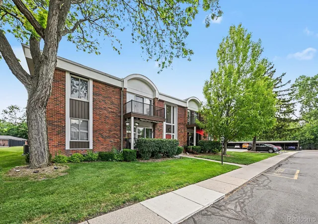 Listing Photo 4 - Condo for sale in building located at 29508 Bobrich St, Livonia, MI 48152 3496 - Unit #19