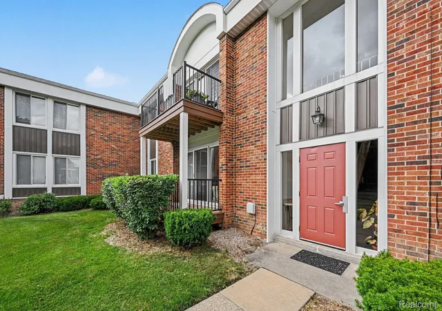 Listing Photo 5 - Condo for sale in building located at 29508 Bobrich St, Livonia, MI 48152 3496 - Unit #19