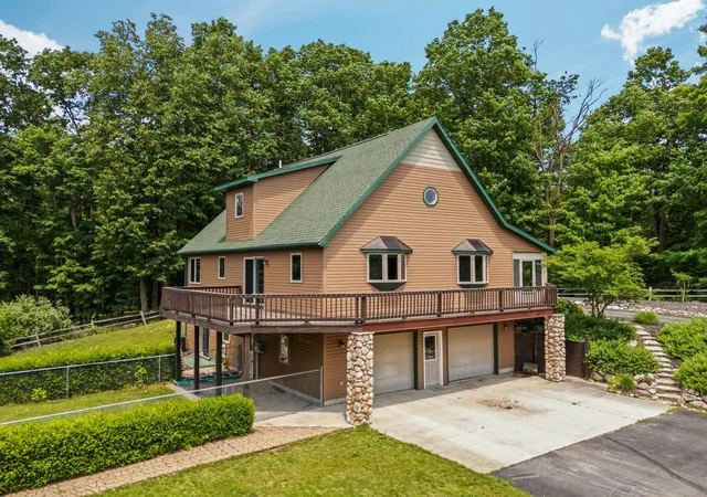 Photo 3 of Single family home for sale at 5265 Bates, Acme Township Grand Traverse, MI 49690 | MLS# 78080070756 | Listing updated on 2026-08-31
