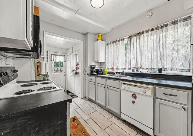 Photo 3 of Single family home for sale at 134 Hollis St, Jackson, MI 49203 | MLS# 81026034222 | Listing updated on 2026-08-19