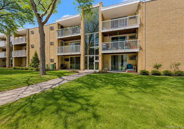 Listing Photo 2 - Condo for sale in building located at 4905 Crooks A2 Rd, Royal Oak, MI 48073
