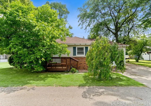 Photo 2 of Single family home for sale at 205 N Franklin St, Zeeland, MI 49464 | MLS# 65026034305 | Listing updated on 2026-08-19