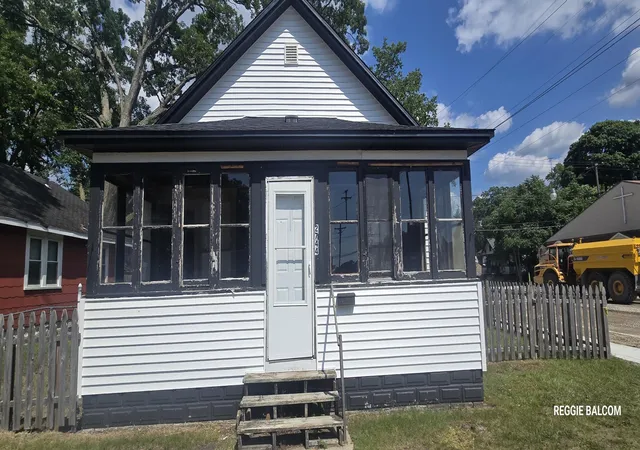 Photo 2 of Single family home for sale at 2744 8th Street, Muskegon, MI 49444 | MLS# 71026034320 | Listing updated on 2026-09-09