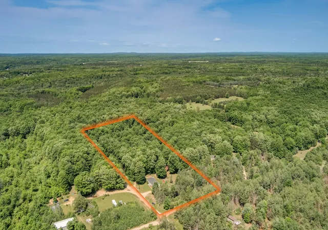 3rd image of 223 Pinecrest Ln, Beulah, MI 49617 | MLS# 78080070787